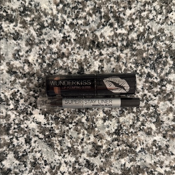 Clinique Skincare and Makeup Essentials Set - Picture 8 of 8